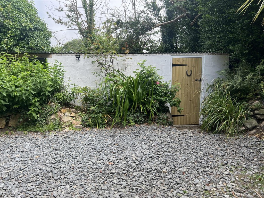Lot: 138 - WELL PRESENTED DETACHED TWO-BEDROOM CHARACTERFUL COTTAGE WITH GARDENS AND PARKING - Front garden area